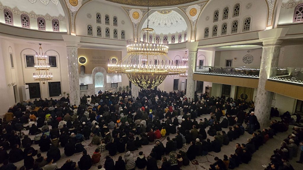 Bursa'da gençlik "sabah namazı"nda buluştu