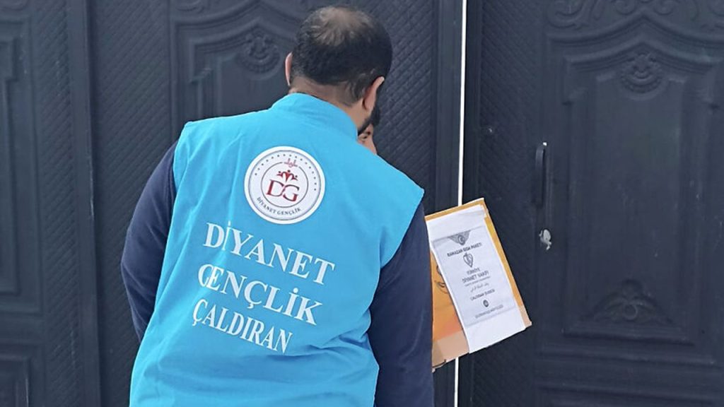 Çaldıran'da muhtaçlara ramazan yardımı ulaştırıldı