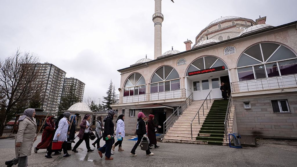 Gönüllü kadınlar, ramazan öncesi camileri titizlikle temizliyor