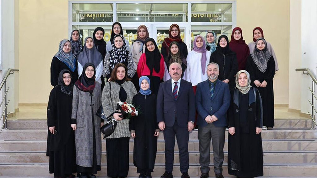 Vali Çalgan, Kur'an kursunda öğrencileriyle iftarda buluştu