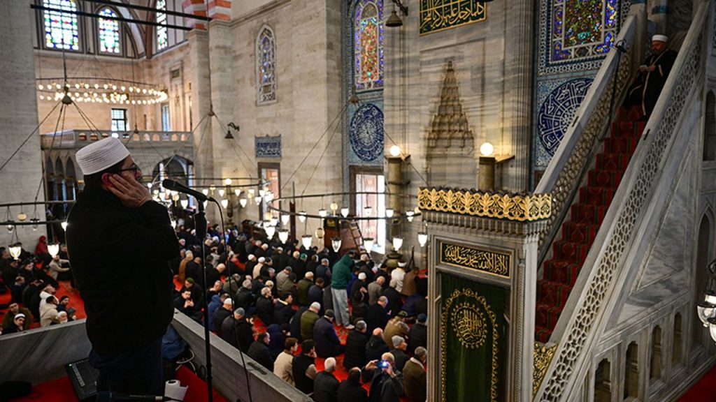 Ramazanın ilk cuma namazı kılındı