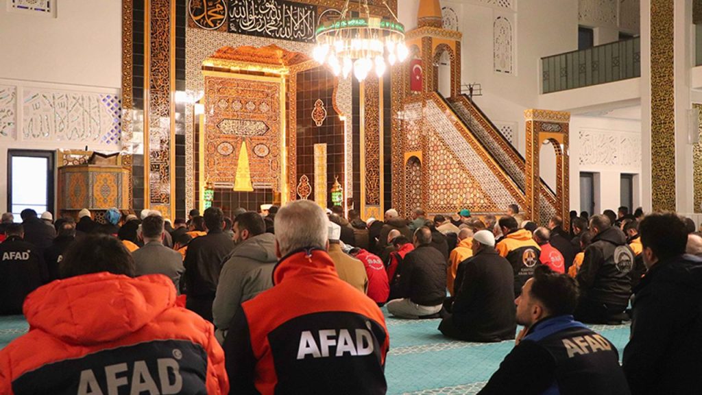 Depremlerinin üçüncü yılında hatimler okundu