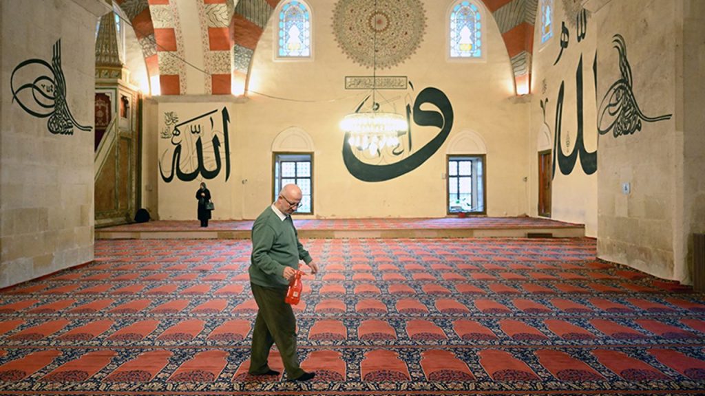 Edirne'deki camiler gül suyu ile yıkanıp ramazana hazırlandı