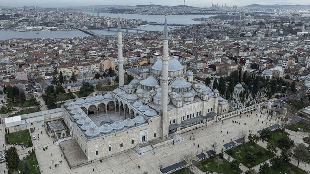 İstanbul'un ilk büyük selatin camisi "Fatih Camii"