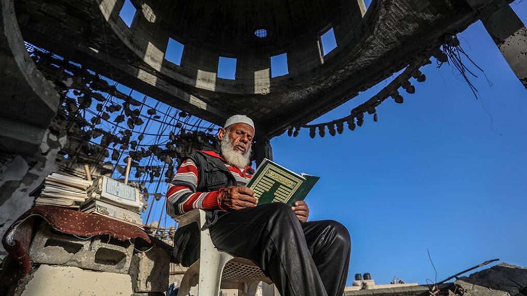Filistinliler, cami enkazında Kur’an-ı Kerim okuyarak ramazanı değerlendiriyor