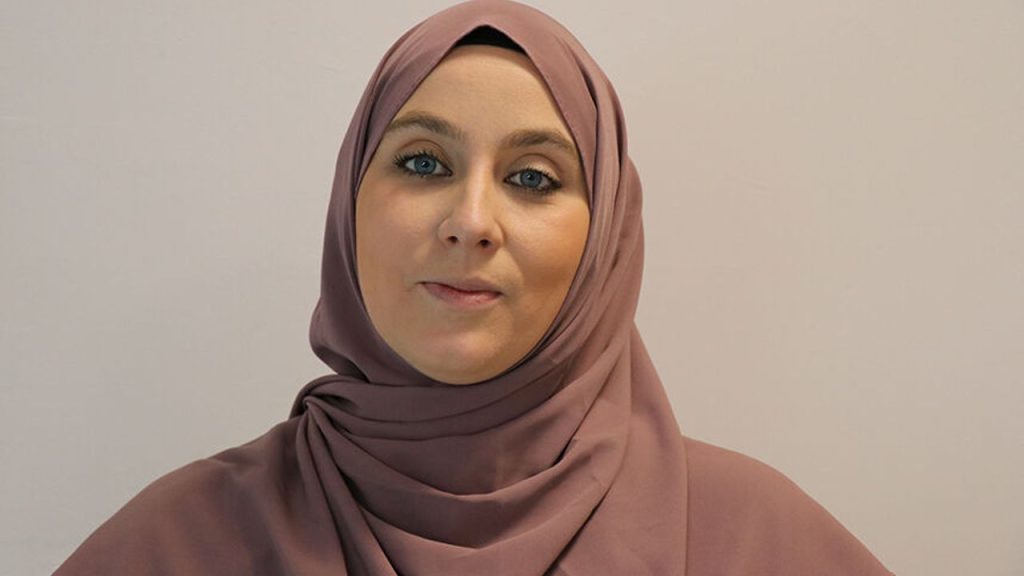 Müslüman arkadaşının namaz için günde 5 kez mola vermesi dikkatini çekti