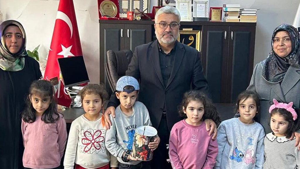 Besni'de minikler harçlıklarıyla Gazze'ye destek oldu