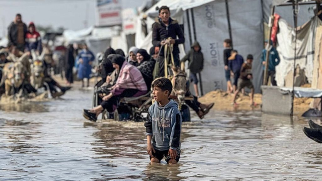 Gazze'de çadırlar sele teslim