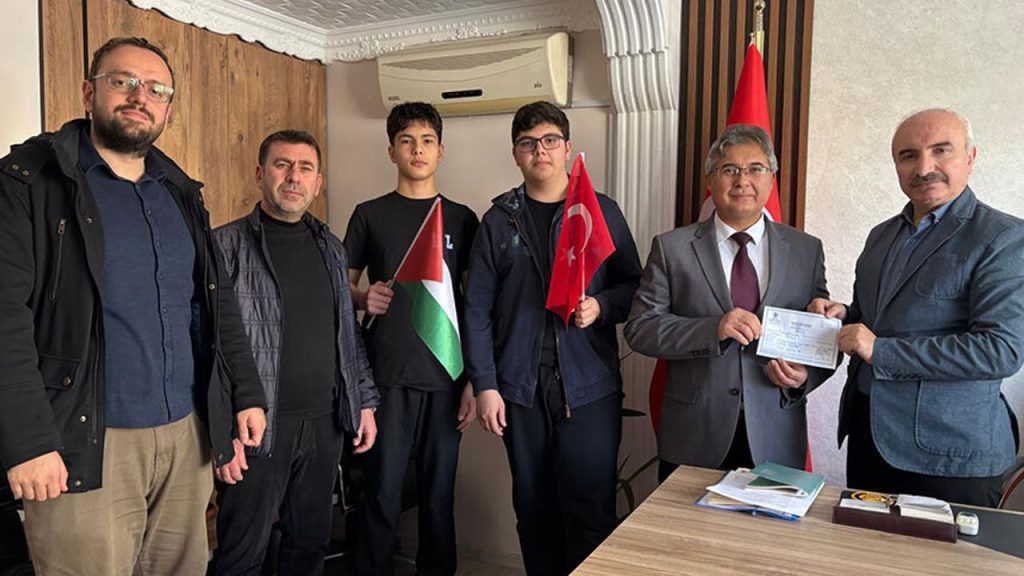 Gediz'de liseli gençler Filistin'e destek oldu