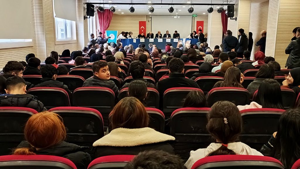 Gevaş'ta "Bilgi ve Kültür Şöleni"