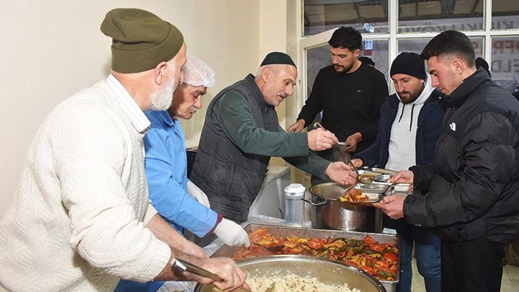 Yoldan geçenlere oruç açtırıyorlar