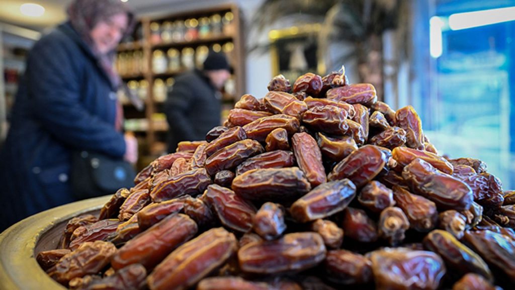 Ramazan öncesi hurma tezgahlardaki yerini aldı