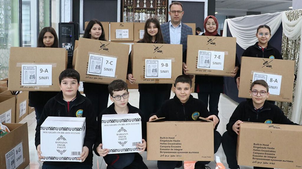 "İyilik timi" oluşturan öğrenciler depremzede akranları için kolları sıvadı