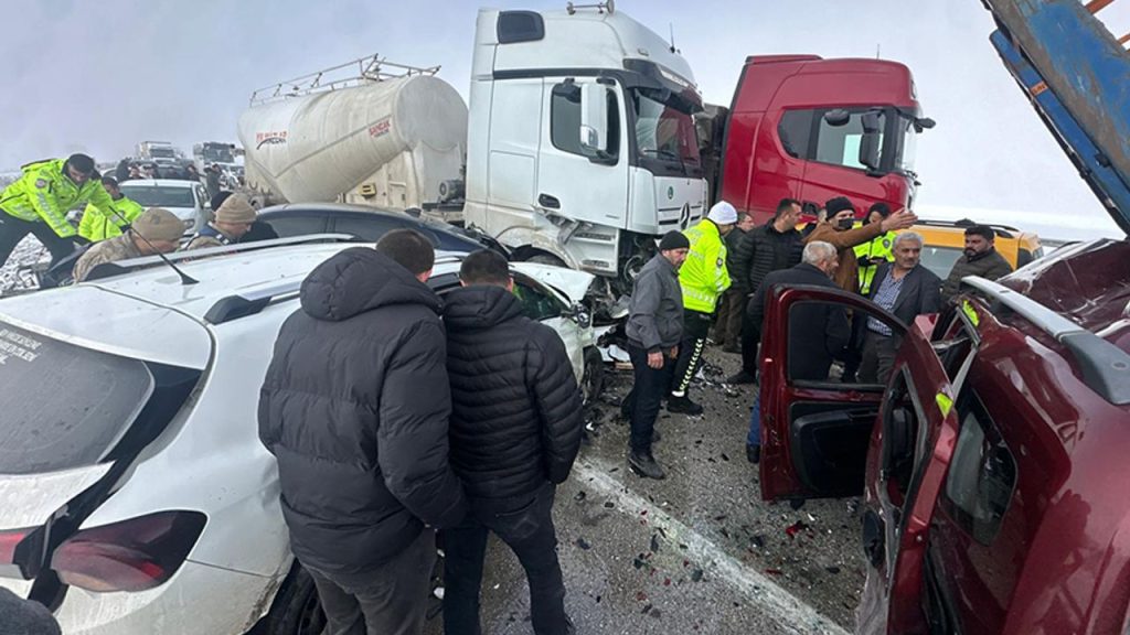 Erzurum'da çok sayıda aracın karıştığı zincirleme trafik kazası meydana geldi