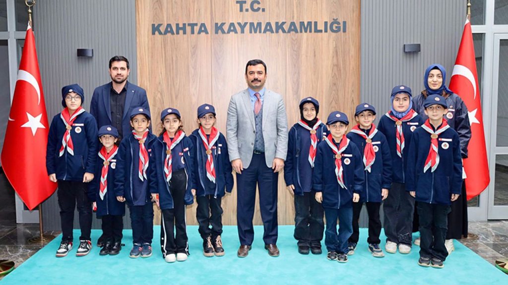 Kahta Kaymakamı Soysal, izcileri makamında kabul etti