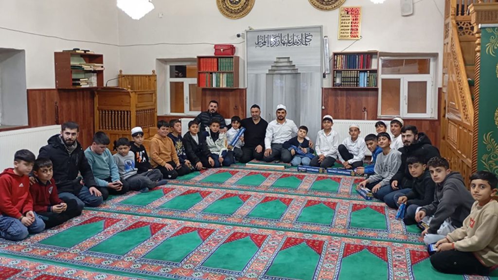 Karlıova'da gençler camide buluştu