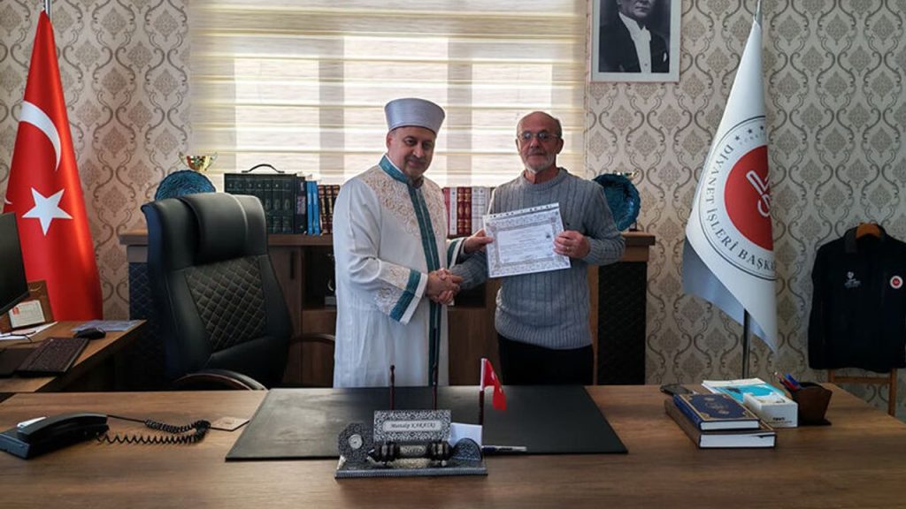 Komşularından etkilendi Müslüman oldu