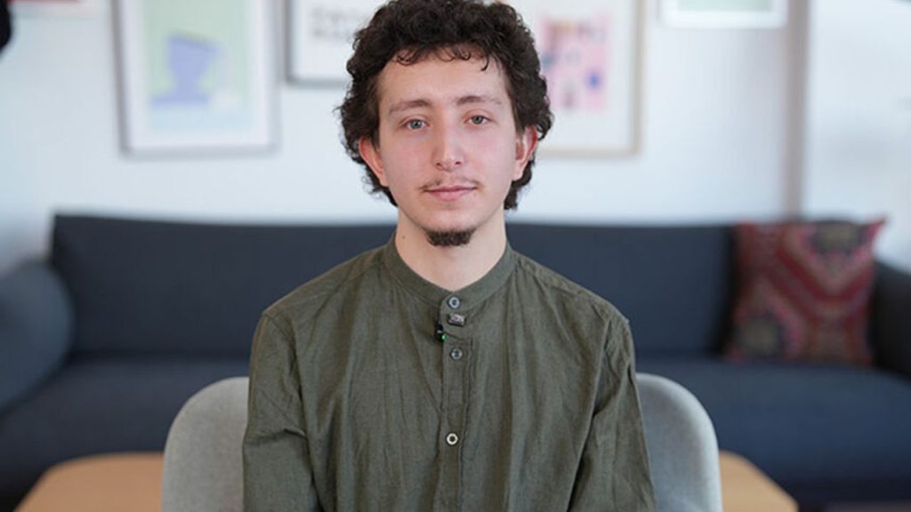 Genç hafızın Kur'an yazma yolculuğu ilgi görüyor