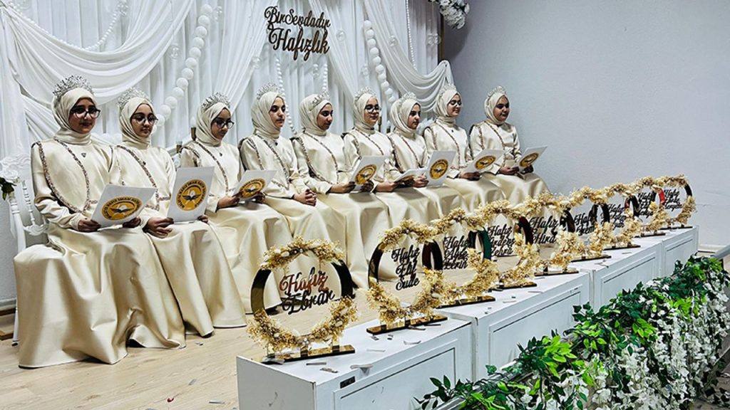 Yeşilyurt'ta hafızlar taç giydi