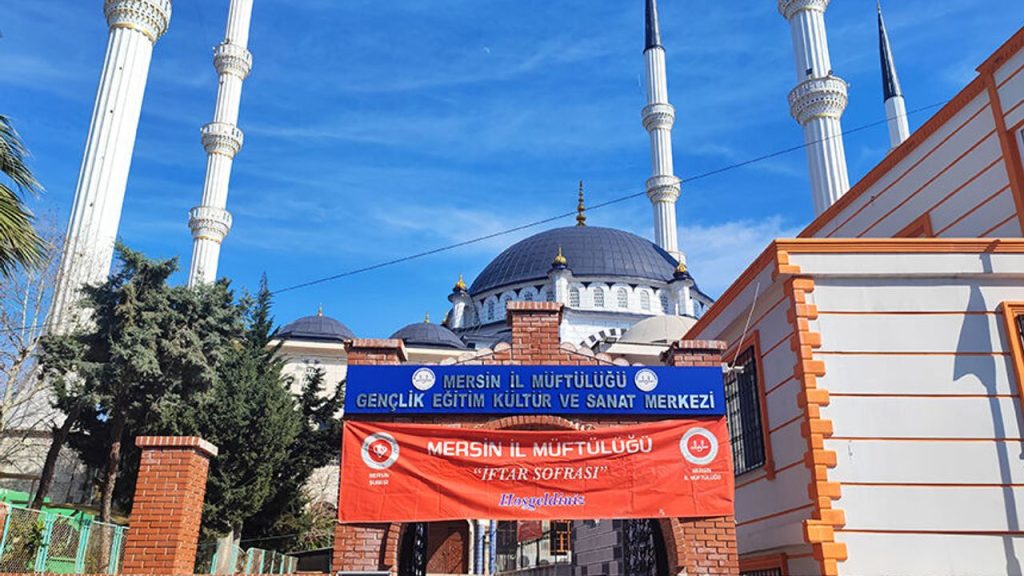 Mersin'de "İyilik Sofrası" geleneği sürüyor