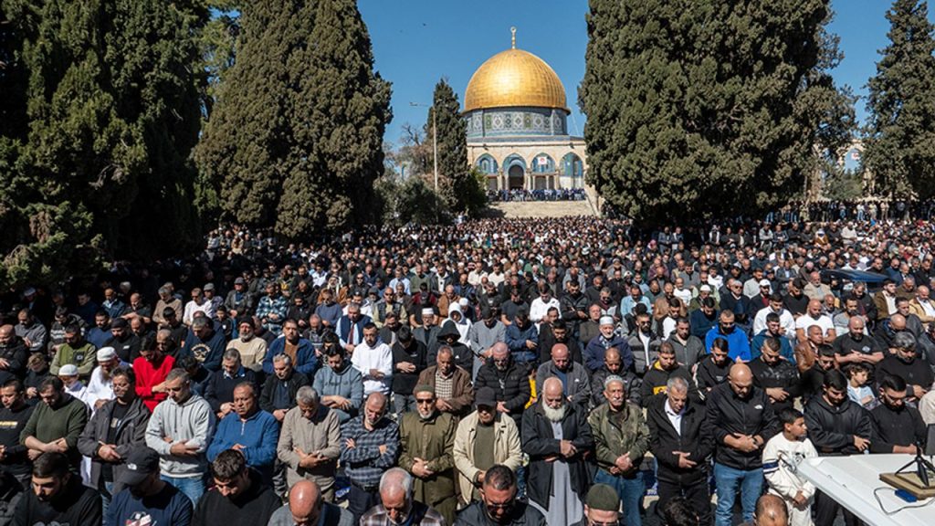 İşgale rağmen ramazan ayının ilk cuması Aksa'da kıldı