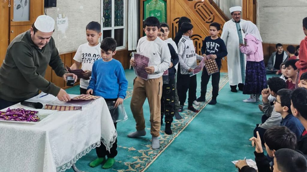 Osmaniye'de çocuklar teravihte yarışıyor