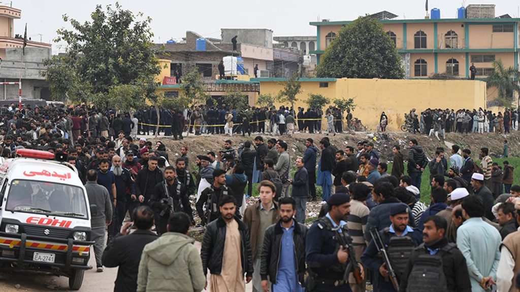 Pakistan'da cuma namazı sırasında camide patlama oldu