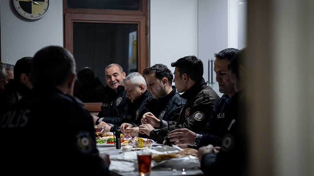 Ankara'da polisler ilk sahurunu mesai başında yaptı