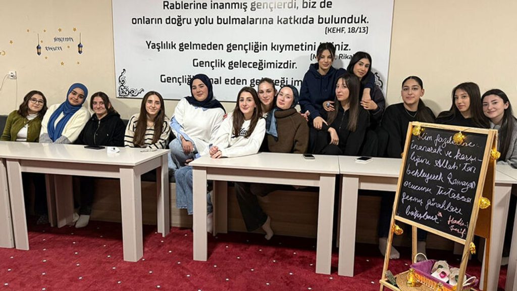 Sapanca'da gençler iftarda buluştu