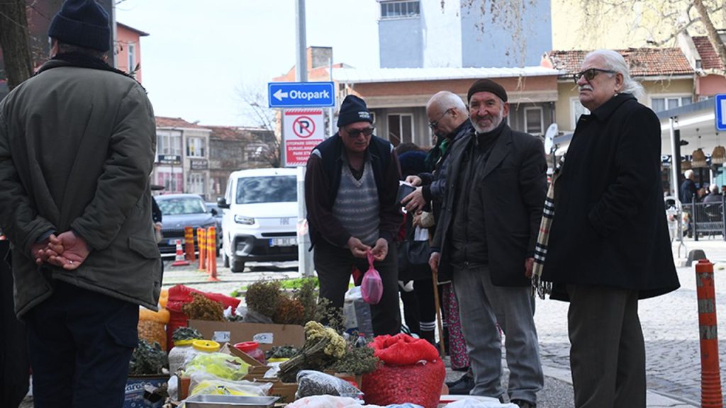 Depremlerden etkilenen Sındırgı esnafı için "seferberlik günü"