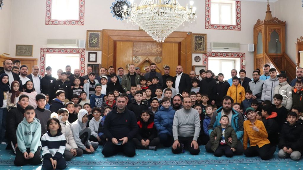 Sivas'ta 40 vakit camiye gelen çocuklar ödüllendirildi