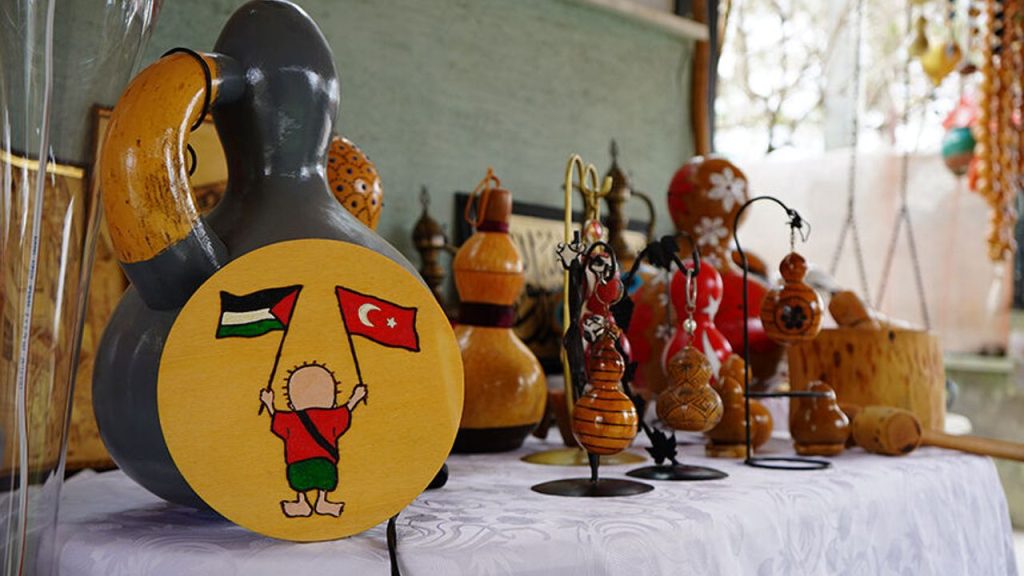 Su kabağını sanata dönüştürüyor