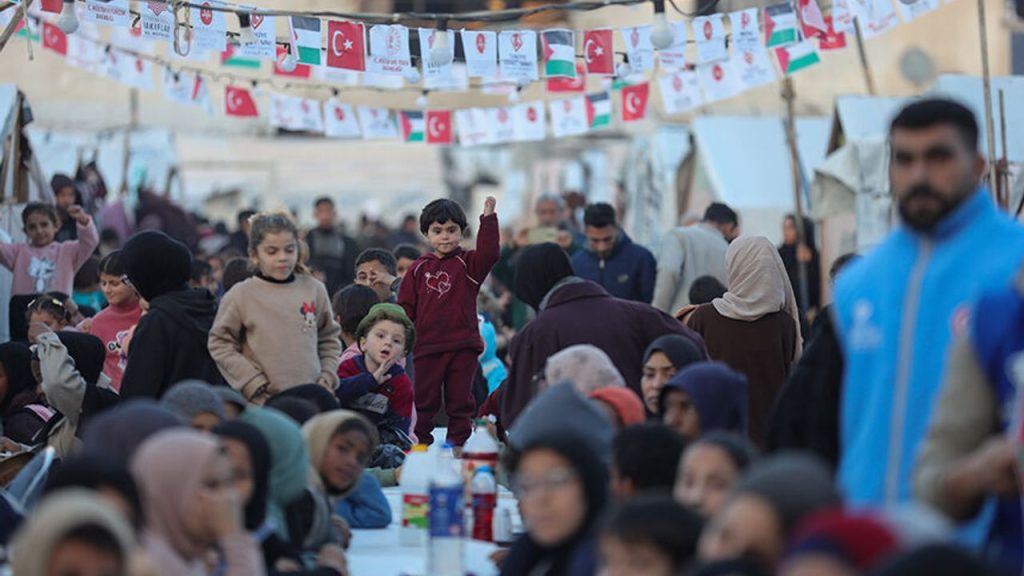 TDV, Gazze’de iftar sofrası kurdu
