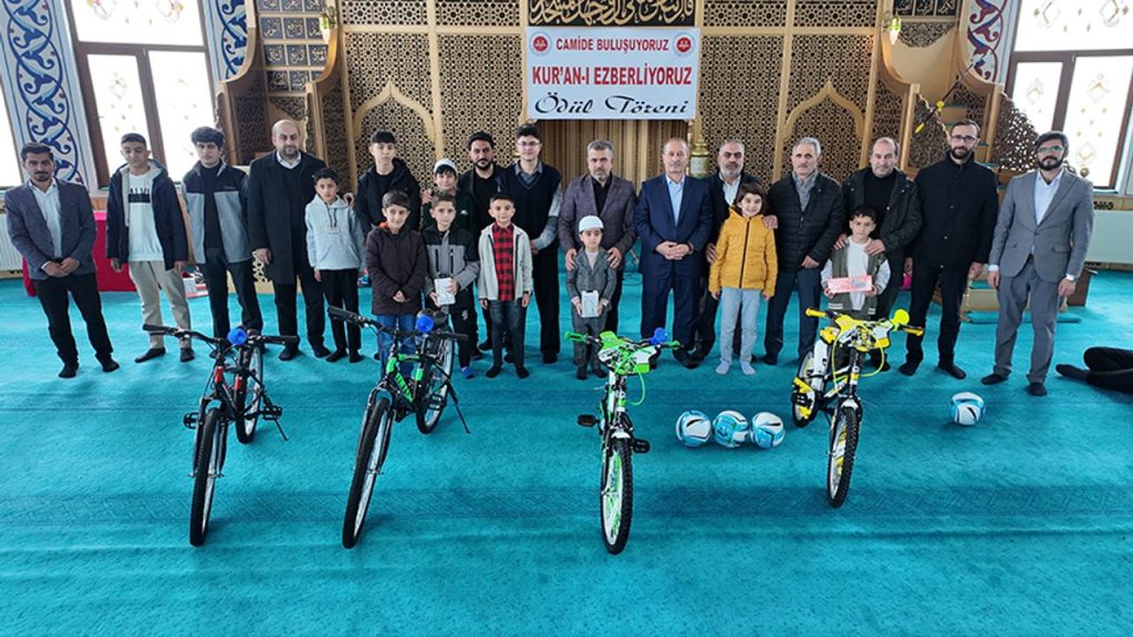 Tuşba'da camiye gelen çocuklar ödüllendirildi