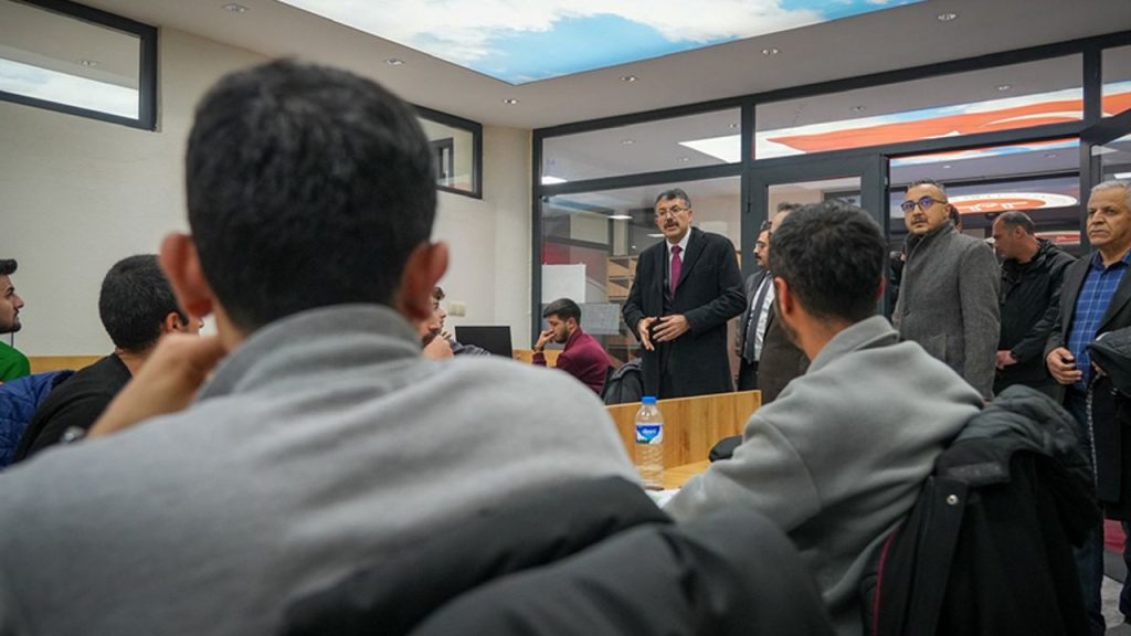 Vali Çelik, Diyanet Gençlik ve Etüt Merkezi'ni ziyaret etti