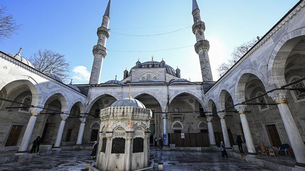 Üsküdar'ın silüetinde üç asırlık estetik miras Valide-i Cedid Camii