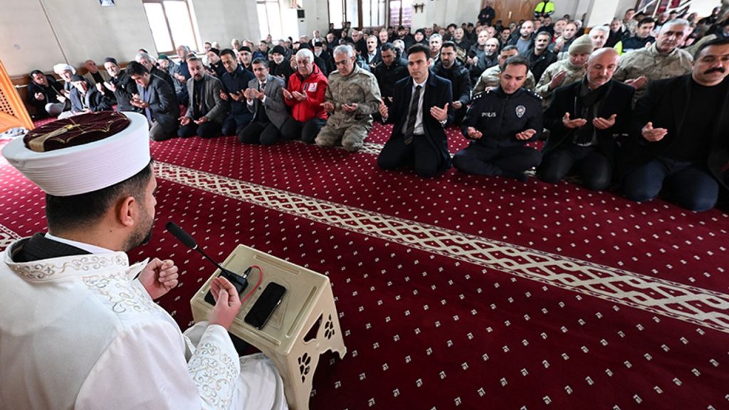 Van'daki çığlarda vefat edenler dualarla anıldı