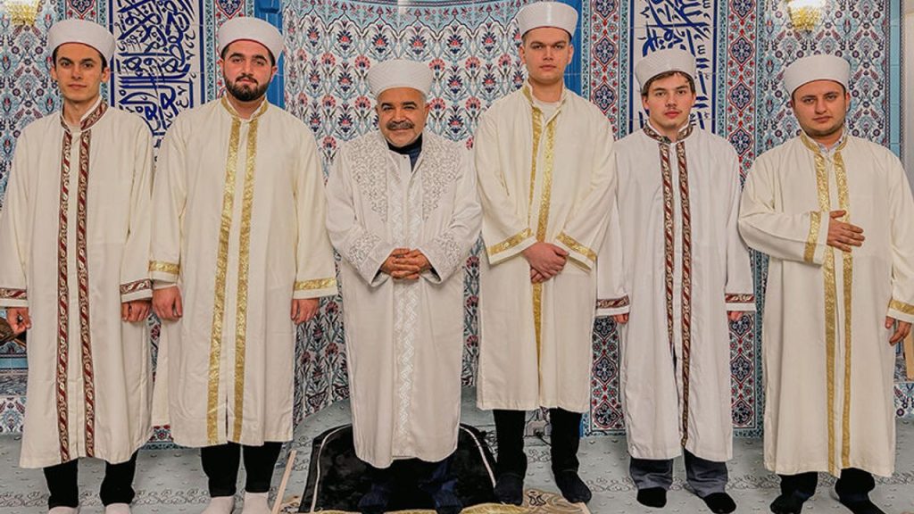 Üniversiteli gençler hatimle teravih geleneğini yaşatıyor