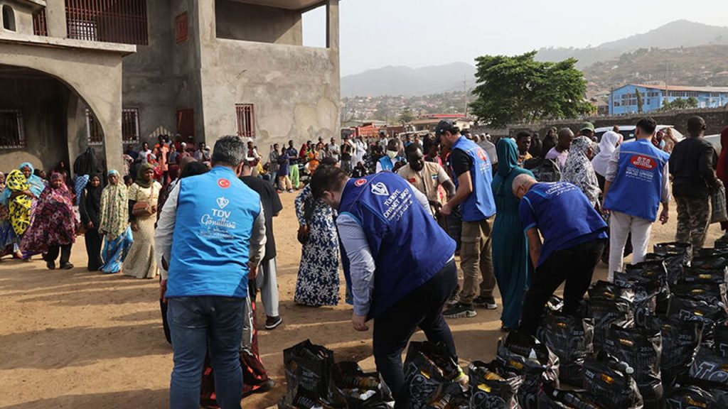 TDV, Sierra Leone'de ihtiyaç sahiplerine gıda kolisi dağıttı