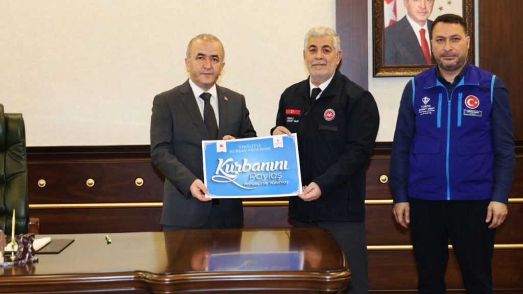 Vali Hatipoğlu, TDV aracılığıyla kurbanını Filistin'e bağışladı