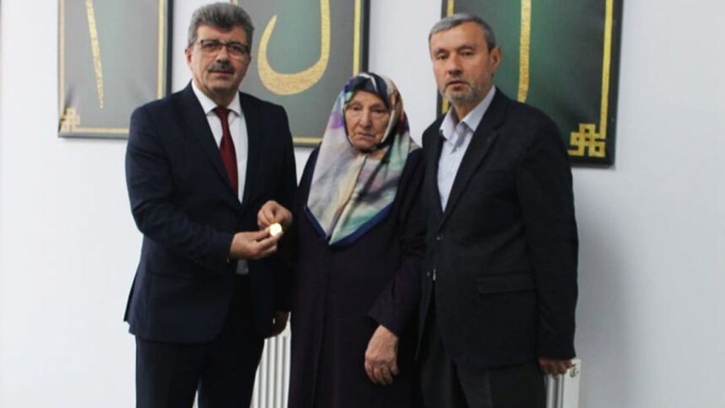 Evlilik altınlarını Kur'an kursu inşaatına bağışladı